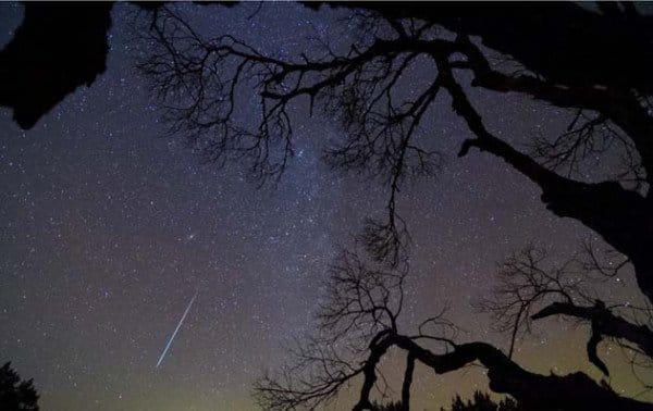 As chuvas de meteoros são produzidas pela passagem da Terra por trilhas de detritos e poeira deixadas por objetos, em geral cometas, que cruzam a sua órbita em torno do Sol | FOTO: Reprodução |