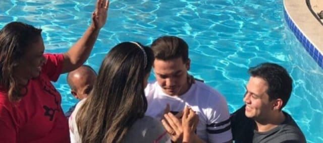 Wesley Safadão se batiza em igreja evangélica e posta mensagem no Instagram