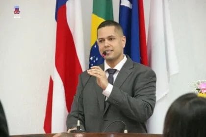 Diego Maia lamenta atos antidemocráticos em Brasília