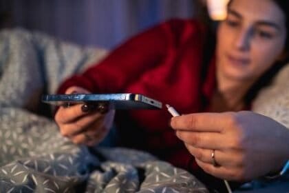 Por que a Apple pede para não dormir perto do celular durante carregamento