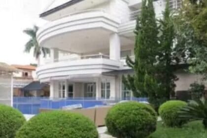 Justiça autoriza novo leilão de mansão do pentacampeão Cafu, diz colunista