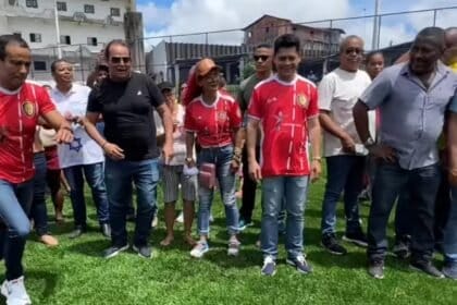 Prefeitura entrega 40º campo com gramado sintético em Tancredo Neves