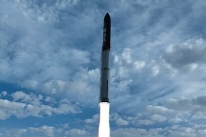 SpaceX lança maior foguete do mundo pela terceira vez