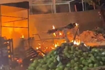 Comerciantes têm barracas incendiadas no bairro de Paripe, Salvador.
