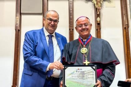 Bispo de Jequié recebe a mais alta honraria da ALBA