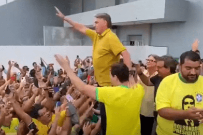 Bolsonaro é recebido com festa por apoiadores em Sergipe