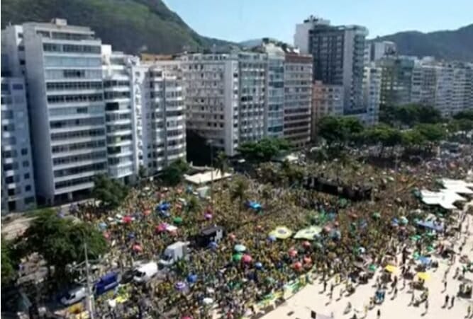 Bolsonaro reúne milhares de apoiadores em ato pró-democracia no Rio