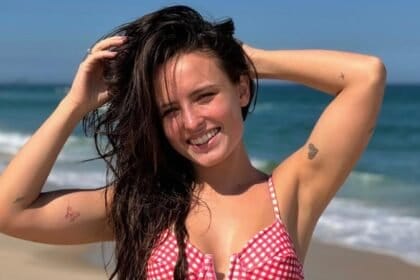 Larissa Manoela mostra suas curvas perfeitas na praia