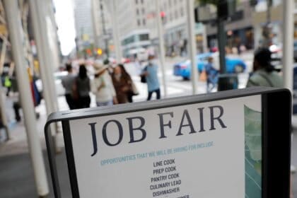 Pedidos de auxílio desemprego nos EUA caem mais do que o esperado na semana