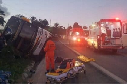 Oito pessoas morrem e mais de 20 ficam feridas em acidente com ônibus na Bahia