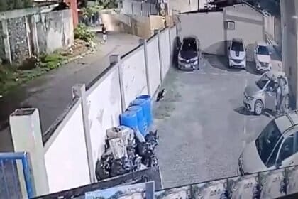 Mulher é assaltada perto de famoso colégio em Itapuã, vídeo