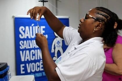 Vacinação contra dengue em Salvador nesta segunda para zerar estoque