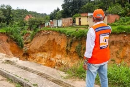 Ação demole 38 casas interditadas por cratera na RMS