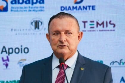 Em congresso, Adolfo Menezes defende equilíbrio entre crescimento econômico e sustentabilidade