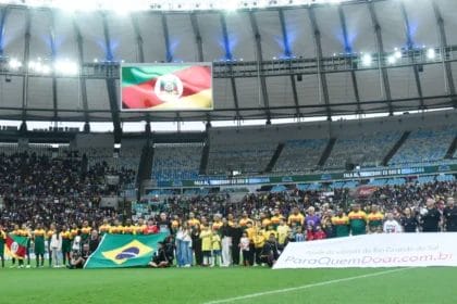 Jogo Solidário em prol do RS termina empatado com dez gols no Maracanã