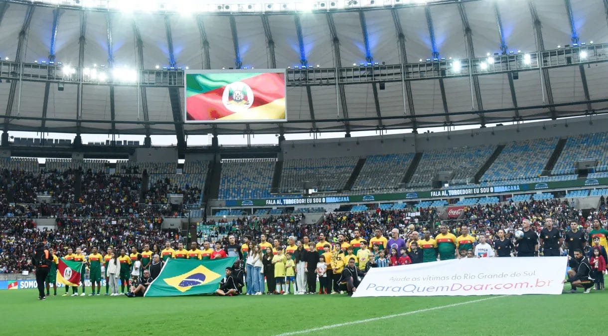 Jogo Solidário em prol do RS termina empatado com dez gols no Maracanã