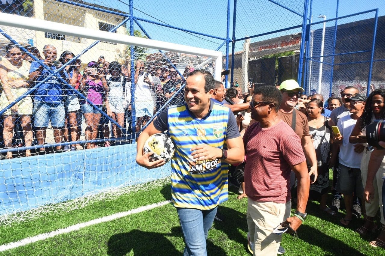 Bruno Reis entrega o 44º campo de grama sintética em Salvador no bairro de Novo Horizonte