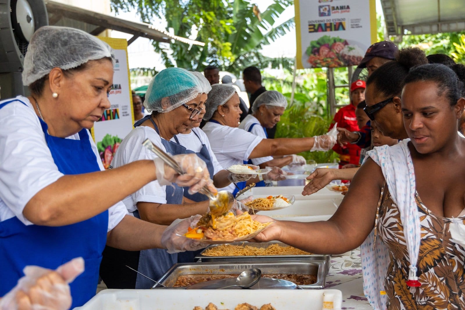 Intensificação do combate à fome na Bahia com hortas comunitárias.