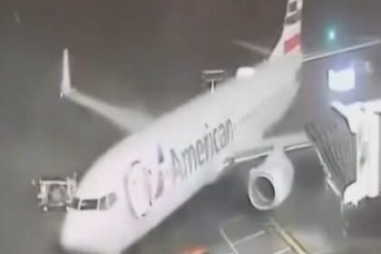 Ventos fortes arrastam avião em aeroporto do Texas, nos Estados Unidos