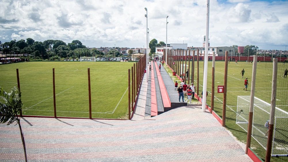 Vitória inaugura escola de futebol e espera captar nova geração de craques para o clube