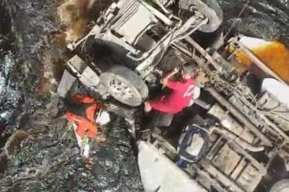 VÍDEO: Bombeiros resgatam corpo de motorista em rio de Lençóis.