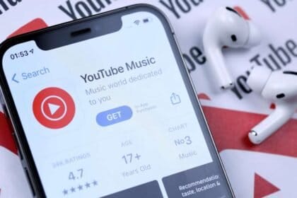 Tela de smartphone com o aplicativo do Youtube Music aberto