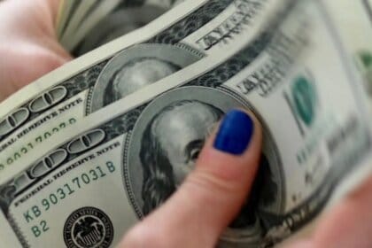 Dólar sobe para R$ 5,38 e emenda quarta semana de alta