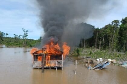 Operação do Governo Federal desmantela garimpo ilegal na Terra Yanomami: cinco acampamentos e helicóptero destruídos