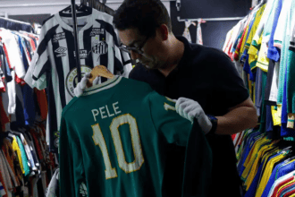 Brasileiro entra no Guinness por coleção de camisas de futebol