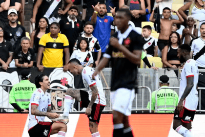 Flamengo aplica 6 a 1 no Vasco e assume a liderança da Série A do Brasileirão