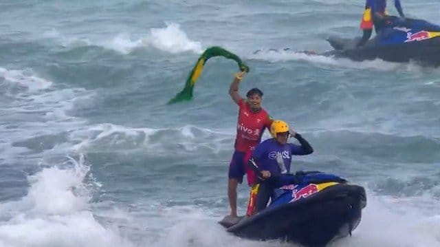Italo Ferreira vence etapa do Mundial de Surfe no Brasil