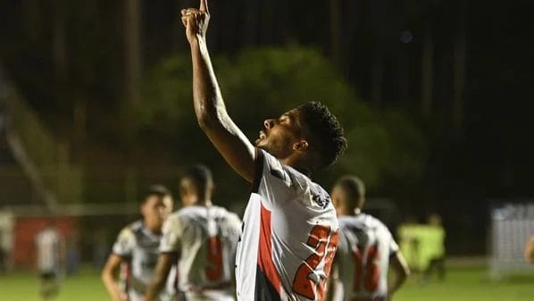 Série A: Vitória aplica 4 a 2 no Atlético-MG e faz a festa da torcida no Barradão