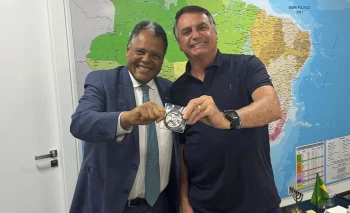 Antônio Brito recebe medalha "imbrochável" de Bolsonaro