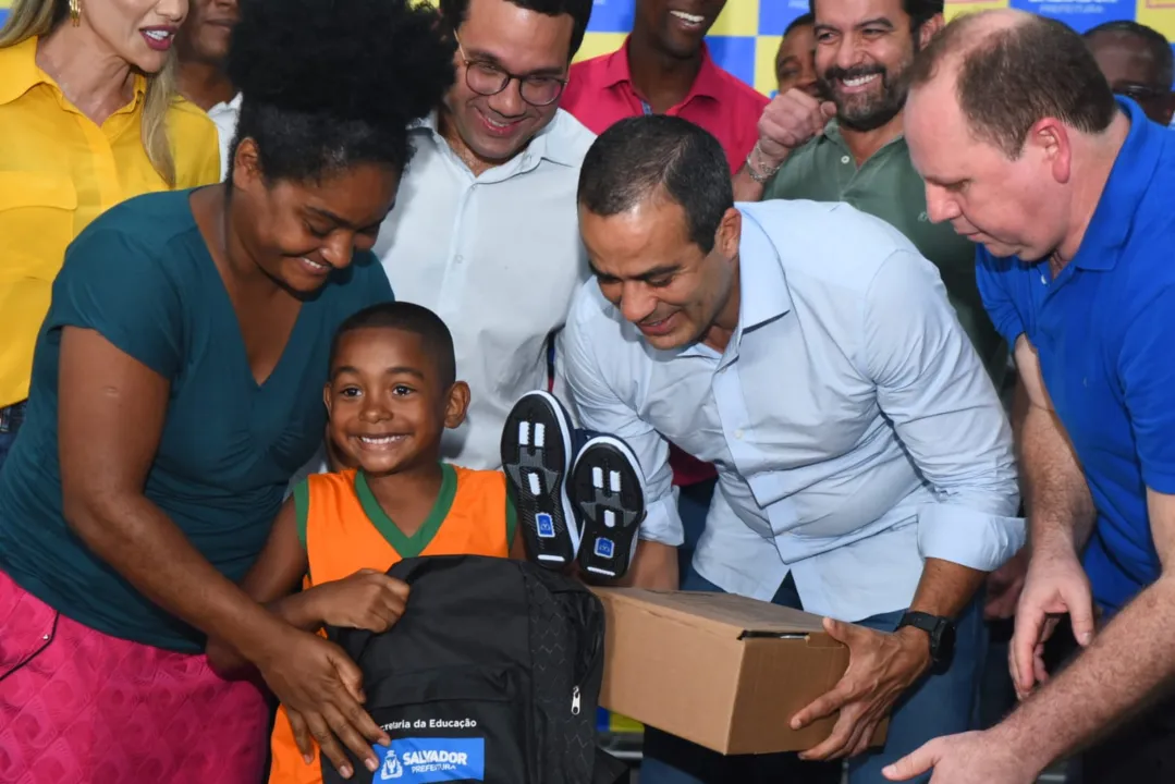 Bruno Reis entrega 24 mil kit´s para escolas e creches de Salvador
