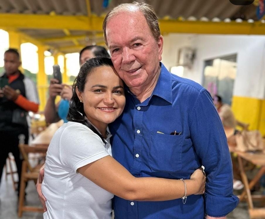 João Leão vira "pai" de Débora Régis para confrontar Moema Gramacho e tentar retomar prefeitura de Lauro de Freitas