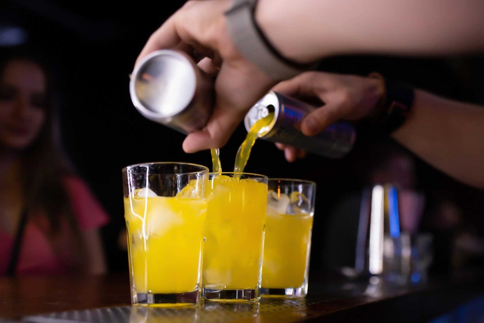 Mistura de álcool com energético pode ser perigosa para cérebro dos jovens