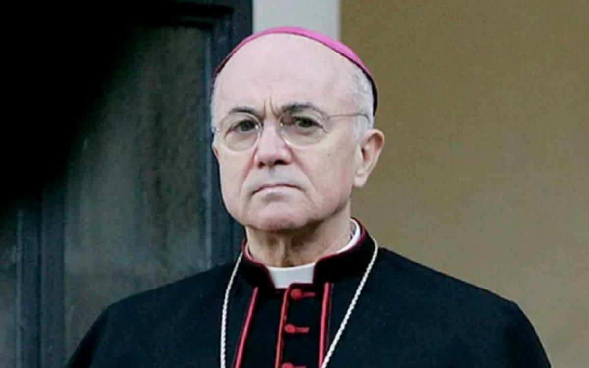 Vaticano Excomunga Carlo Maria Vigano por Rejeitar Autoridade do Papa