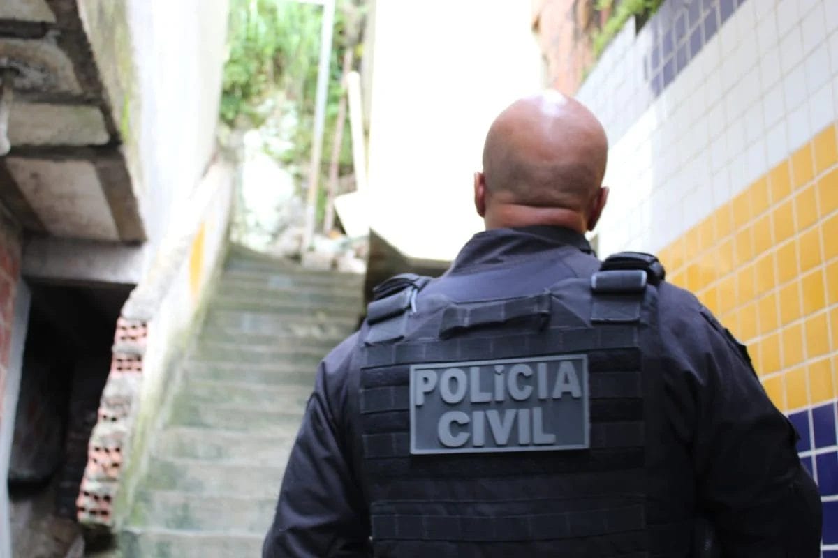 "Polícia Civil detém dupla por roubo em Itapuã, Salvador"