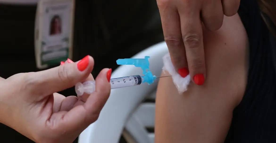 Ministra afirma que vacina nacional contra covid está em fase avançada
